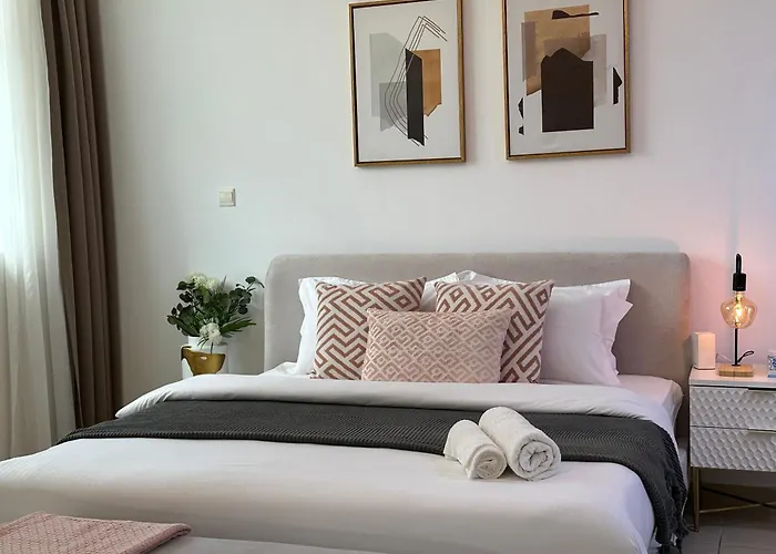 Cozy 2Bhk Near Burj Khalifa