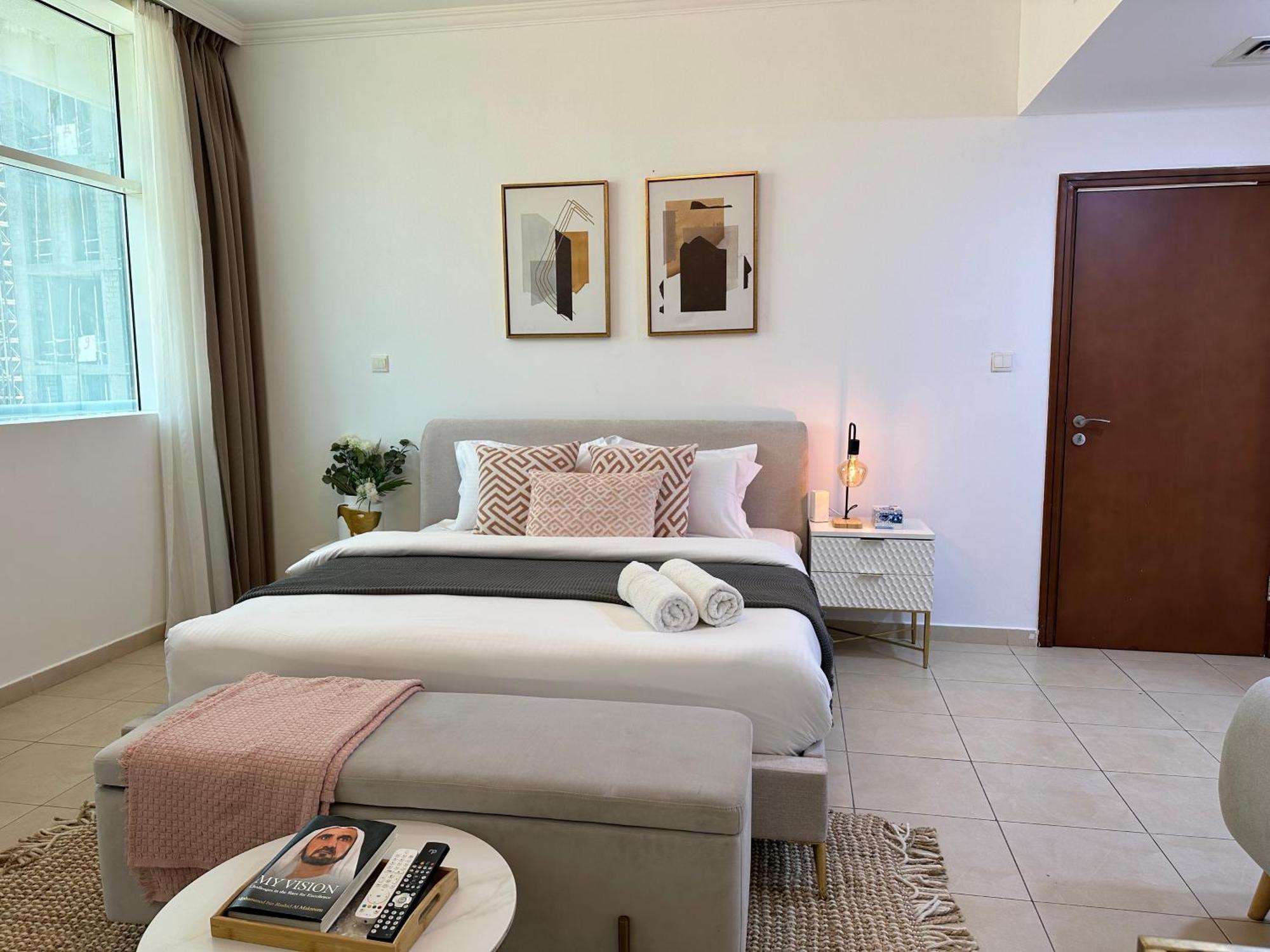 Cozy 2bhk Near Burj Khalifa Apartment