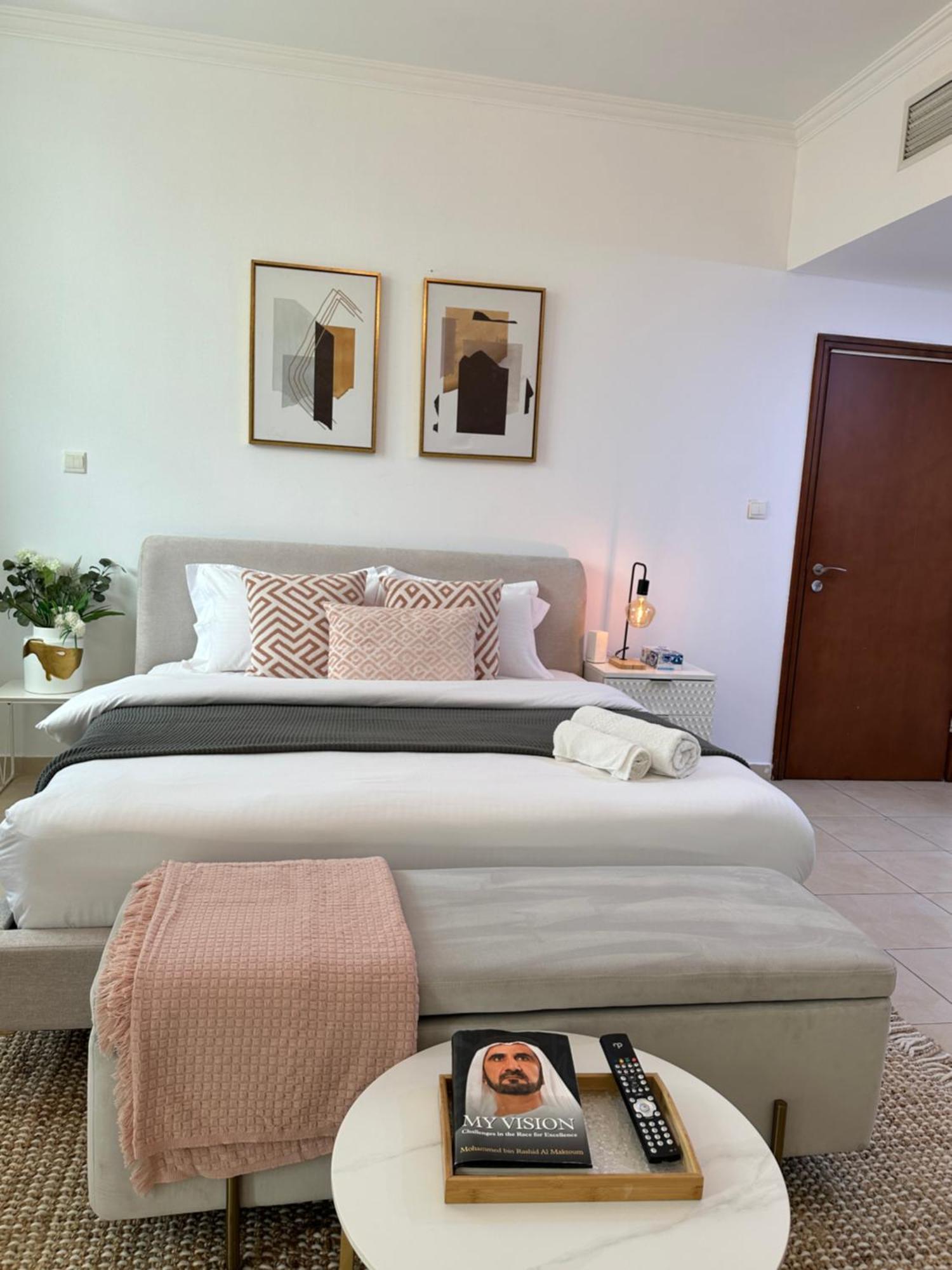 Cozy 2bhk Near Burj Khalifa Apartment