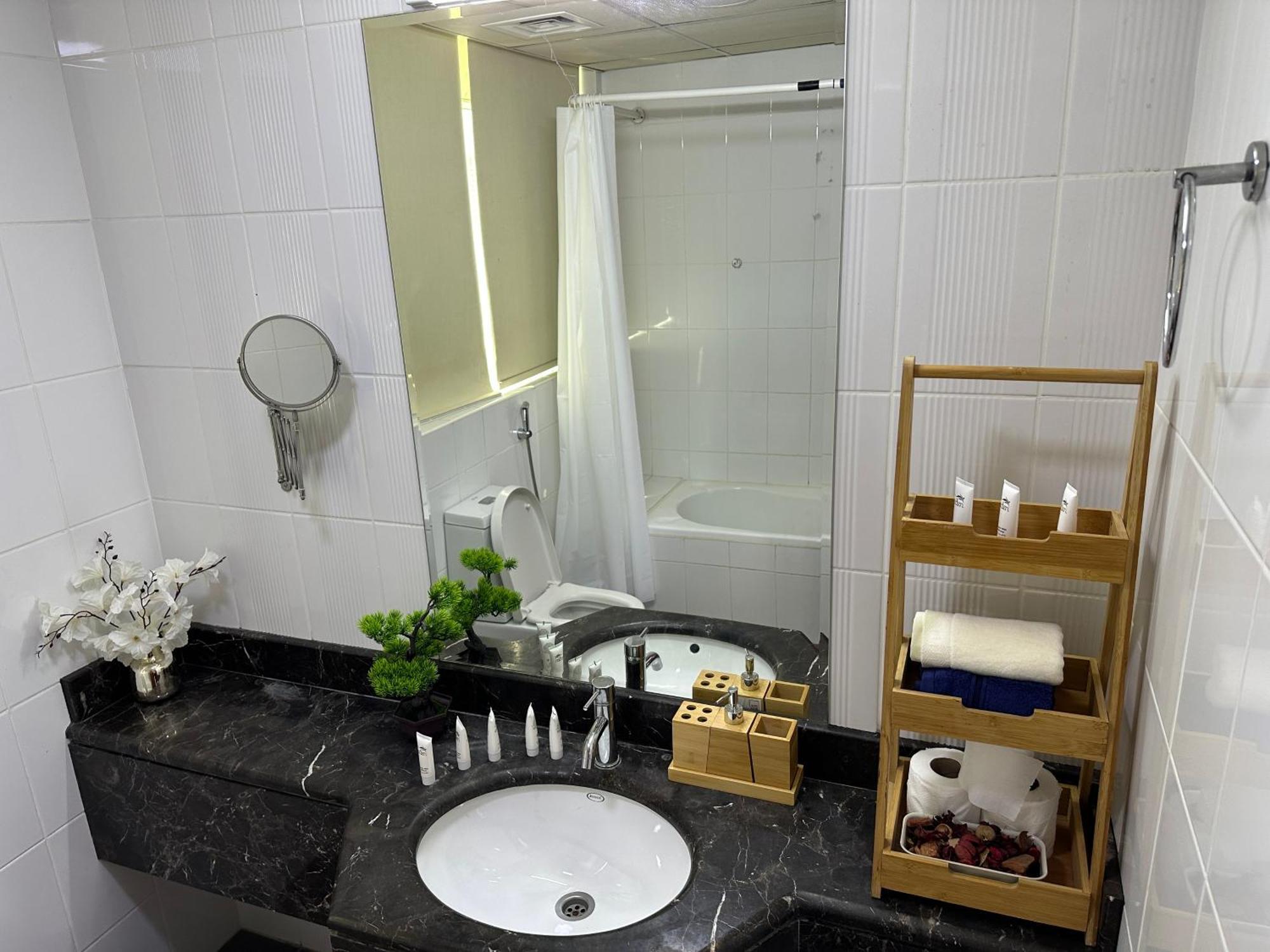 Cozy 2bhk Near Burj Khalifa Dubai