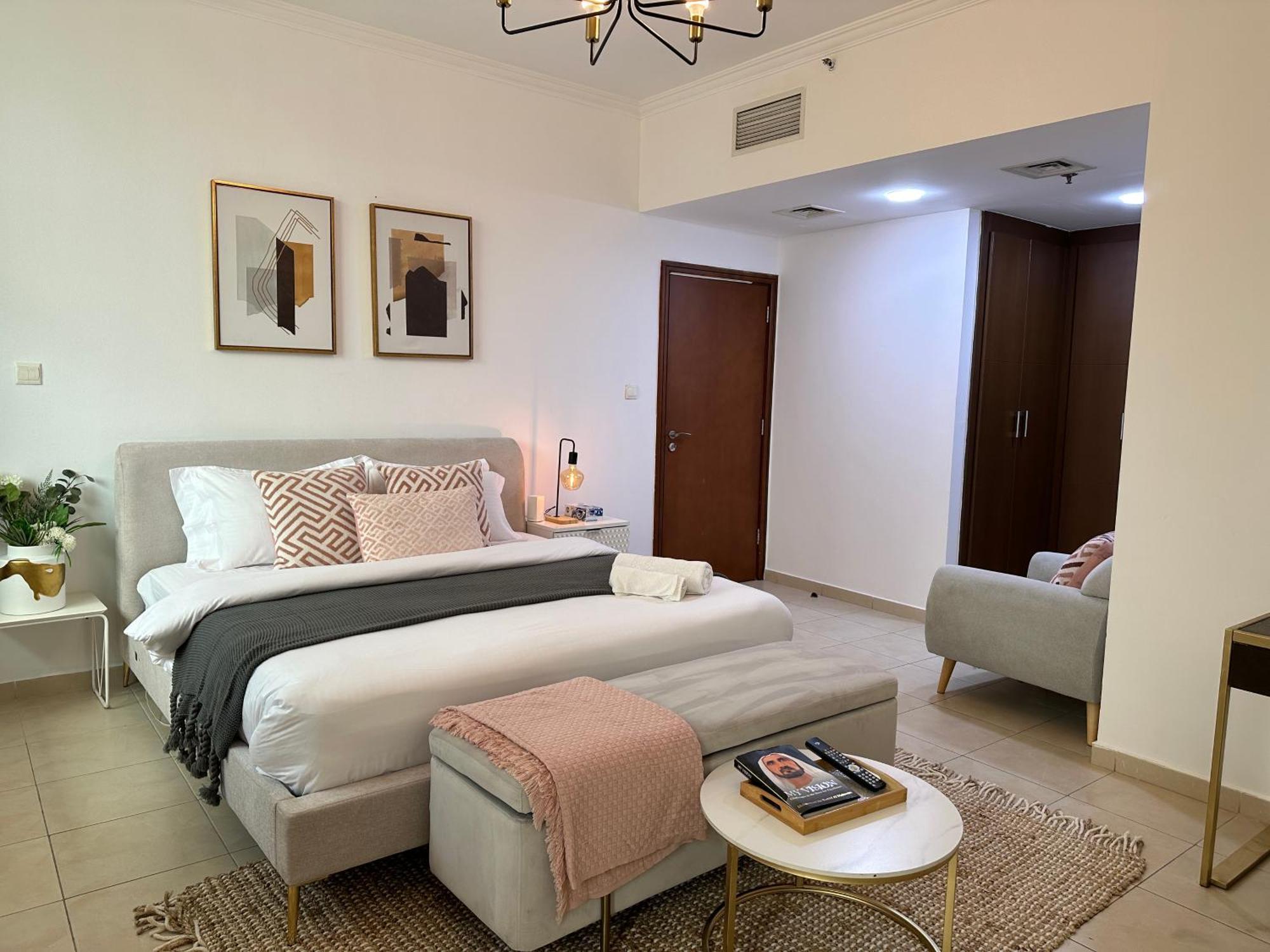 Cozy 2bhk Near Burj Khalifa Apartment